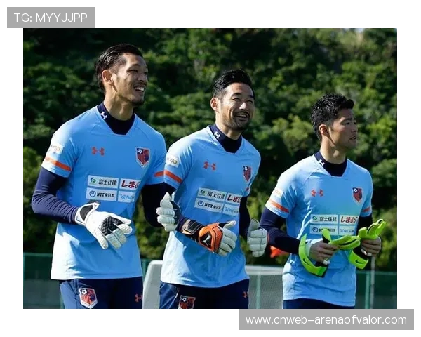 终场哨响,韩旭与队友庆祝主场逆转胜利,主场不败纪录得以延续。